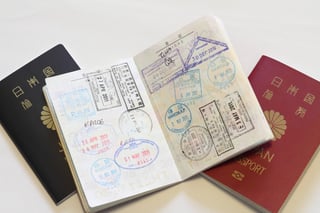 Japanischer Reisepass und Visa auf dem roten Pass