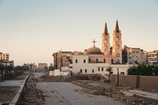 Ville de Louxor au lever du soleil