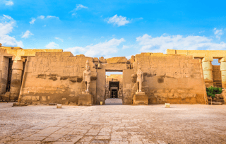 Statues de pharaons dans le temple de Karnak