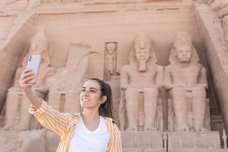 Touriste à Abou Simbel, temple de Néfertari en Égypte