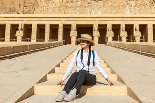 Reisende im Tempel der Königin Hatschepsut im Tal der Könige in Ägypten