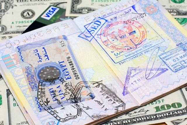 Reisepass mit Stempeln und US-Dollar. Reisekonzept