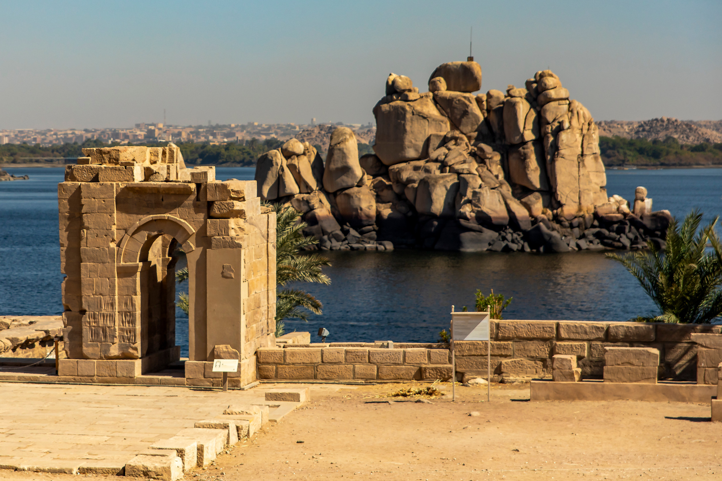 جزيرة إلفنتين ومعبد فيلة الشهيرين في أسوان